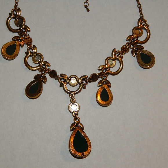 Necklace Gold Tone Green Faceted Un Signed Bib - Picture 5 of 7